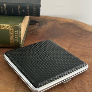 Vintage cigarette smoke hard case black texture Portable silver trim